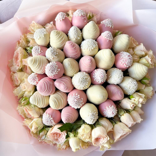 Букет из клубники в шоколаде с 15 кустовыми розами