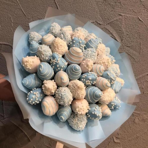 Нежный клубничный букет в белом и голубом шоколаде